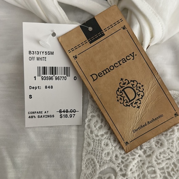 Democracy T-shirt lace pocket keyhole - Picture 7 of 7